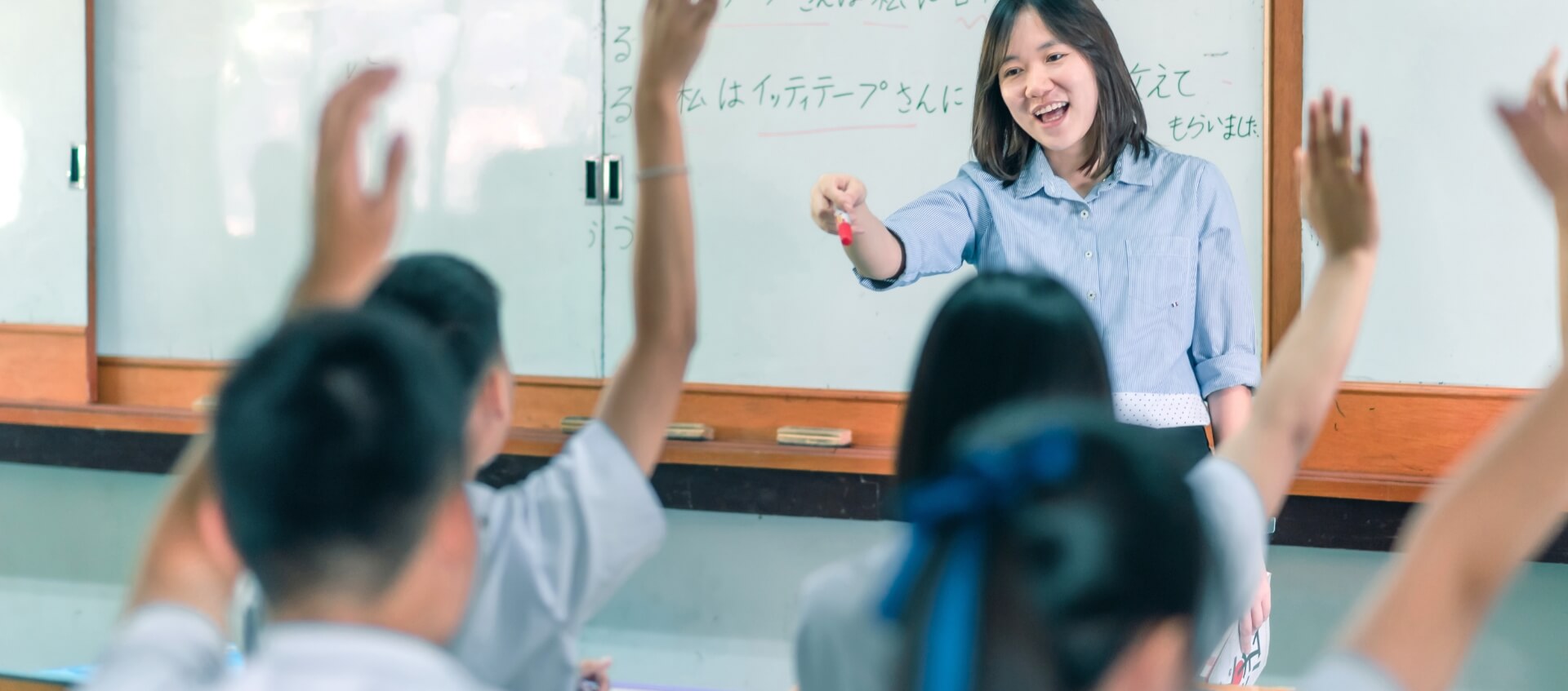 人手不足に、世界の力で応える。